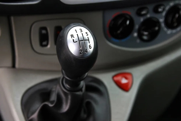 Renault Trafic cena 58990 przebieg: 208900, rok produkcji 2013 z Biała małe 466